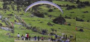 Los visitantes nacionales o extranjeros tienen como opciones la pr&aacute;ctica de deportes extremos, entre ellos el parapente, lanz&aacute;ndose desde el cerro San Pablo.