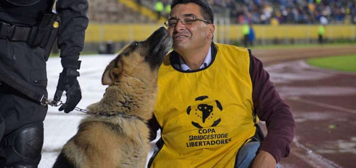 Mario volvi&oacute; a ver a su perro Cyrius el pasado 17 de mayo, cuando recibi&oacute; un homenaje antes de un partido de f&uacute;tbol en el estadio Atahualpa.
