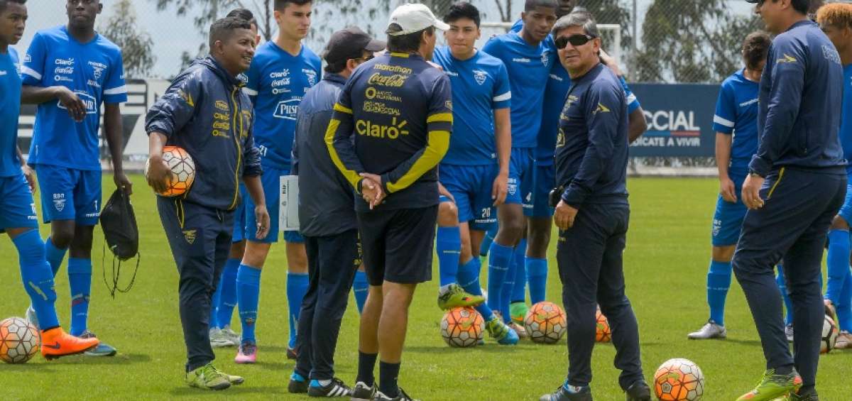 La Tricolor se entren&oacute; ayer en la Casa de la Selecci&oacute;n al mando del estratega Gonzalo Alcocer (der.) 