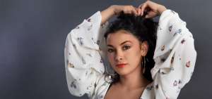 La cantautora se form&oacute; en la m&uacute;sica cl&aacute;sica y el jazz. Su sencillo &ldquo;Lejos&rdquo; obtuvo el reconocimiento &ldquo;Top 10 canciones nuevas&rdquo; en Radio Cocoa. 