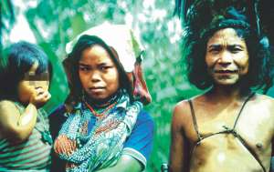 Los Tasaday fueron una tribu descubierta en 1972. Supuestamente viv&iacute;an en las mismas condiciones en las que del ser humano durante la Edad de Piedra. Cortes&iacute;a: southernfriedscience.com