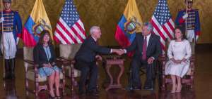 El vicepresidente de EE.UU., Mike Pence y el presidente de Ecuador, Len&iacute;n Moreno, durante su reuni&oacute;n en el Sal&oacute;n Amarillo en el Palacio de Carondelet.