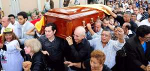 Abdal&aacute; Bucaram se contact&oacute; v&iacute;a Skype en el sepelio de su hermano