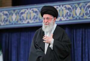 Canciller iran&iacute;: Jamene&iacute; &ldquo;sigue vivo, hasta donde yo s&eacute;&rdquo;