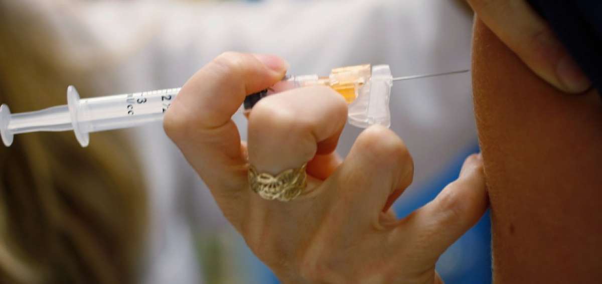 Una sola dosis de una vacuna contra la fiebre amarilla aprobada por la OMS es suficiente para conferir protecci&oacute;n de por vida.