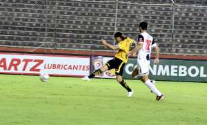 El argentino Ismael Blanco (izq.) tira solo a la porter&iacute;a de Rodrigo Mu&ntilde;oz. El zaguero Pedro Ben&iacute;tez observa impotente el disparo del ariete &lsquo;torero&rsquo;. Foto: Eduardo Escobar / El Tel&eacute;grafo.