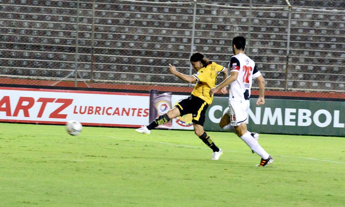 El argentino Ismael Blanco (izq.) tira solo a la porter&iacute;a de Rodrigo Mu&ntilde;oz. El zaguero Pedro Ben&iacute;tez observa impotente el disparo del ariete &lsquo;torero&rsquo;. Foto: Eduardo Escobar / El Tel&eacute;grafo.