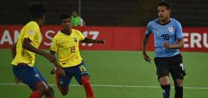 El jugador Pedro Vite (19), de Ecuador, que marc&oacute; el &uacute;nico gol contra Uruguay, persigue a Alexander Machado, de la selecci&oacute;n charr&uacute;a.