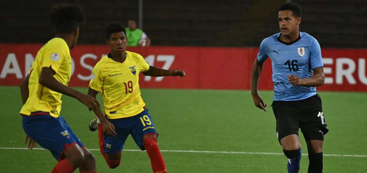 El jugador Pedro Vite (19), de Ecuador, que marc&oacute; el &uacute;nico gol contra Uruguay, persigue a Alexander Machado, de la selecci&oacute;n charr&uacute;a.