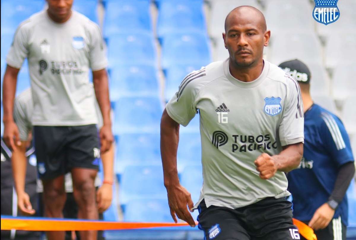 &Oacute;scar Bag&uuml;&iacute;, durante un entrenamiento en el estadio Capwell