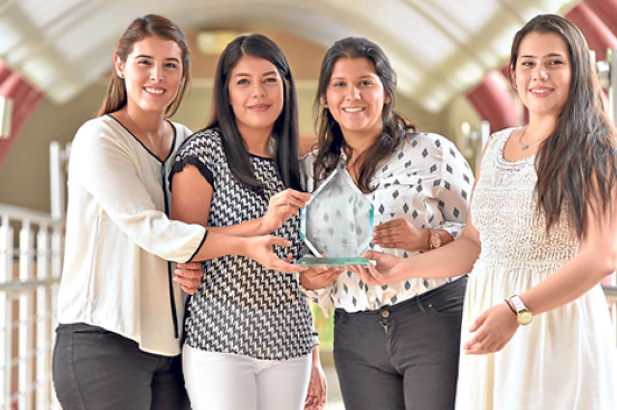Gema Rivadeneira, Karla Cuzme, Joselyn Palacios y Claudia Cevallos son las desarrolladoras de la idea de dise&ntilde;ar una m&aacute;quina recicladora. FOTO: WILLIAM ORELLANA /EL TEL&Eacute;GRAFO.