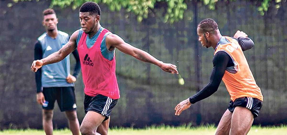 El volante Gabriel Cortez (izq.) traslada el bal&oacute;n durante un entrenamiento de Emelec. Lo marca Wilmer Godoy (der.)