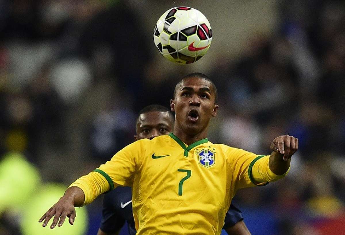 El brasile&ntilde;o Douglas Costa disput&oacute; la Copa Am&eacute;rica de Chile. FOTO: AFP