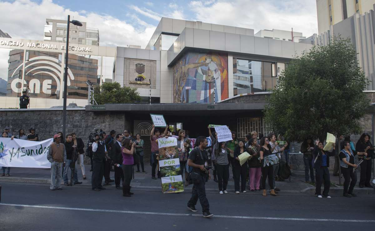 Miembros de Yasunidos se ubicaron afuera del organismo electoral. Foto: Marco Salgado/El Tel&eacute;grafo