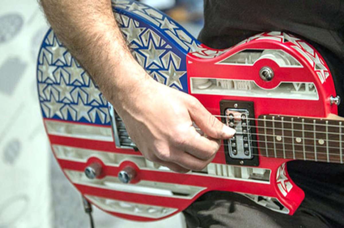 Guitarras, juguetes y hasta partes del cuerpo, como un cr&aacute;neo empleado para cirug&iacute;a, pueden ser elaborados en una impresora 3D. Foto: Tomada de www.impresora3dprinter.com