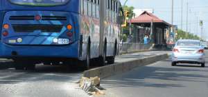 En la av. Domingo Com&iacute;n se observan da&ntilde;os en el separador del carril exclusivo de la Metrov&iacute;a.