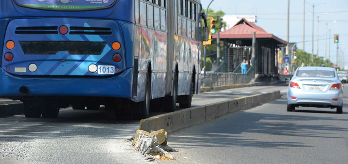 En la av. Domingo Com&iacute;n se observan da&ntilde;os en el separador del carril exclusivo de la Metrov&iacute;a.