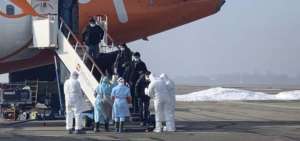 El avi&oacute;n enviado por el gobierno de Ucrania para evacuar a 72 personas de la ciudad china de Wuhan arrib&oacute; al aeropuerto de Kharkiv, Ucrania, el jueves 20 de febrero. 
