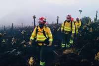 El Cuerpo de Bomberos Quito es parte del equipo que mitiga el incendio. 