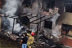 Incendio de gran magnitud en Cuenca deja cuatro heridos y afecta una vivienda y una bodega