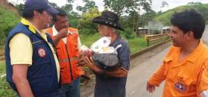 En Muisne se distribuye ayuda humanitaria de Colombia