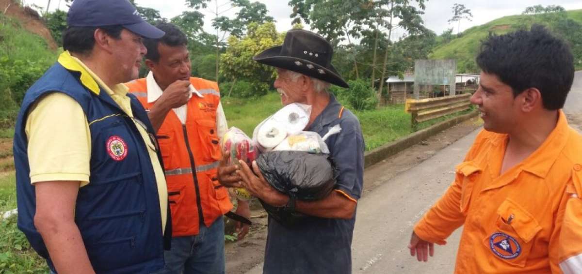 En Muisne se distribuye ayuda humanitaria de Colombia