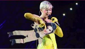 Miley Cyrus se burl&oacute; de Selena G&oacute;mez en un concierto (VIDEO)
