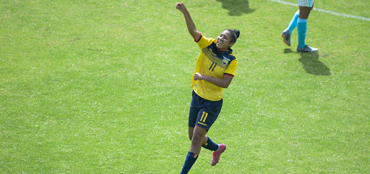 La delantera ecuatoriana Nayeli Bola&ntilde;os celebra uno de los dos tantos que le marc&oacute; a Sporting Cristal de Per&uacute; con la Tricolor.