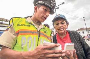 Con los botones de seguridad, la Polic&iacute;a busca dar atenci&oacute;n de emergencia a los habitantes. Foto: Cortes&iacute;a / Polic&iacute;a Nacional