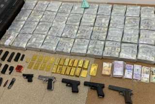 Lingotes de oro, armas y dinero en efectivo fueron decomisados por la Fiscalía