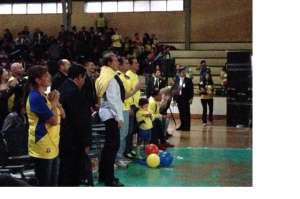 El presidente Rafael Correa mira el cotejo en el coliseo del Ministerio de Deportes. Foto: Tomada del Twitter del Ministerio de Deportes. 