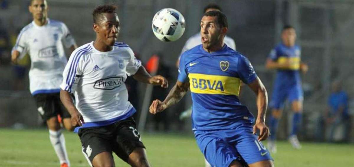 El lateral de Emelec Byron Mina (izq.) ante la marca del delantero de Boca Juniors Carlos T&eacute;vez, el s&aacute;bado pasado en el estadio Bicentenario de San Juan.