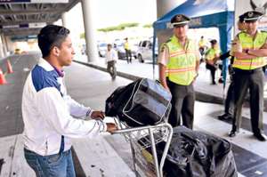 El a&ntilde;o anterior la Polic&iacute;a coloc&oacute; una carpa en el aeropuerto de Guayaquil para ayudar a los viajeros. Foto: Archivo / El Tel&eacute;grafo.