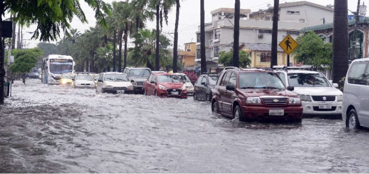 El nivel de las aguas en la Av. Benjam&iacute;n Carri&oacute;n tard&oacute; varias horas en bajar. 