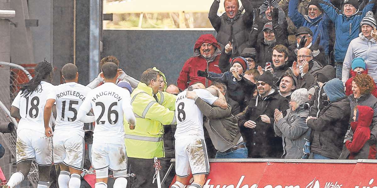 Los jugadores del Swansea celebran el gol de la victoria de ayer ante el Manchester United en su estadio. Foto: AFP