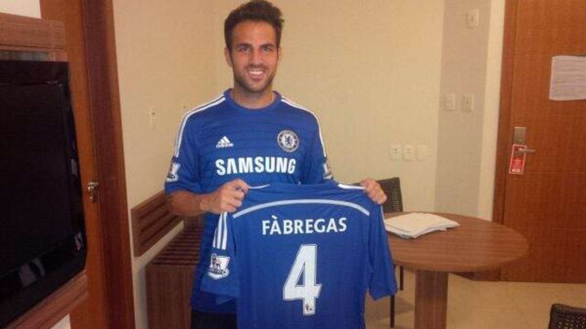 El espa&ntilde;ol ya pos&oacute; con su nueva indumentaria y expres&oacute; sus ganas de jugar para el club ingl&eacute;s. Foto: Tomada de @cesc4official