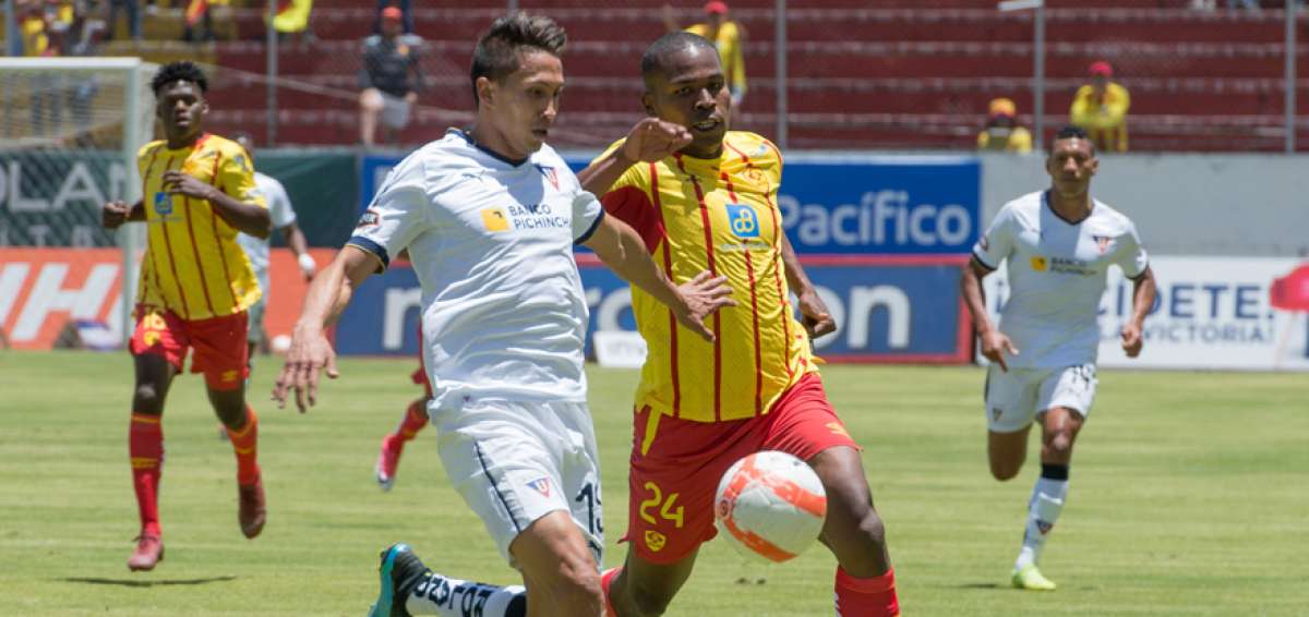 Franklin Guerra (I), de Liga, y Edson Monta&ntilde;o, de Aucas, disputan el bal&oacute;n.
