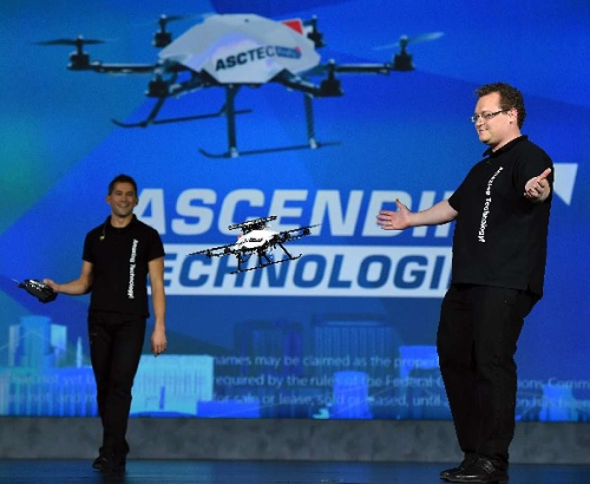 Tras un selfi, viene un "droni": aumenta inter&eacute;s por drones en feria electr&oacute;nica