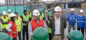 El alcalde Maurcio Rodas, durante el recorrido.