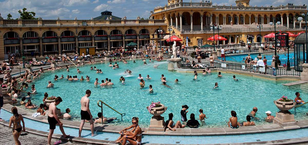 Para cada viajero que va a Budapest, una actividad casi &ldquo;obligada&rdquo; es la visita de alguno de los ba&ntilde;os situados en edificios hist&oacute;ricos, cuidadosamente conservados, como el de Sz&eacute;ch&eacute;nyi, que con 21 piscinas, abri&oacute; al p&uacute;blico en 1913.