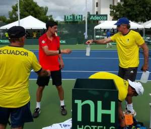 Emilio G&oacute;mez (i) es felicitado por el capit&aacute;n Ra&uacute;l Viver, tras el partido contra Haydn Lewis. Foto: @FETenis