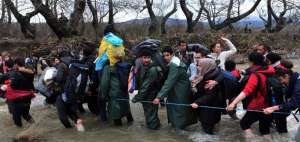 La fila de migrantes cruz&oacute; campos y colinas al oeste de Idomeni durante varias horas.