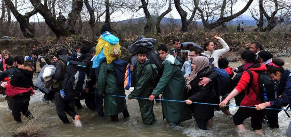  La fila de migrantes cruz&oacute; campos y colinas al oeste de Idomeni durante varias horas.