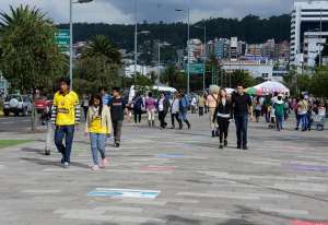 Los fan&aacute;ticos del cuadro amarillo pasean por los alrededores del Estadio Altahualpa. Foto: &Aacute;lvaro P&eacute;rez / EL TEL&Eacute;GRAFO