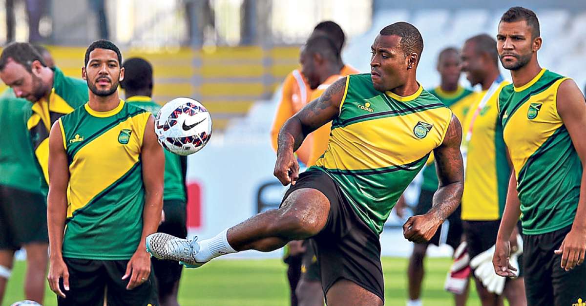 Wes Morgan, defensa del Leicester City ingl&eacute;s, domina la pelota durante una pr&aacute;ctica. Foto: AFP