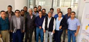 Camilo Ampuero S&aacute;nchez, gerente general de Casa Para Todos, junto a algunos de los contratistas ganadores presentes en el sorteo p&uacute;blico.