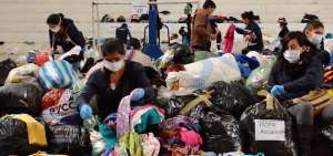 Los vecinos participan con mingas para seleccionar los desechos que podr&iacute;an reutilizarse, incluso donarse.