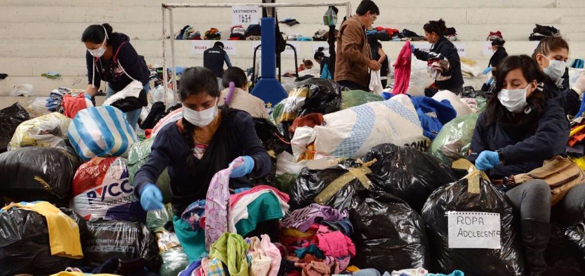 Los vecinos participan con mingas para seleccionar los desechos que podr&iacute;an reutilizarse, incluso donarse.