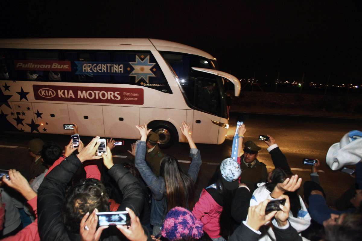 Los aficionados argentinos recibieron a su selecci&oacute;n en La Serena. FOTO: AFP