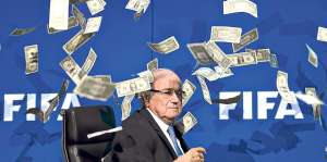 FIFA demanda a comediante que arroj&oacute; dinero falso a Blatter